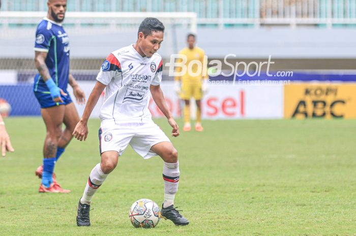 Gelandang Arema FC, Evan Dimas (tengah), sedang menguasai bola saat bertanding dalam laga pekan ke-26 Liga 1 2022 di Stadion Pakansari, Bogor, Jawa Barat, Kamis (23/2/2023).