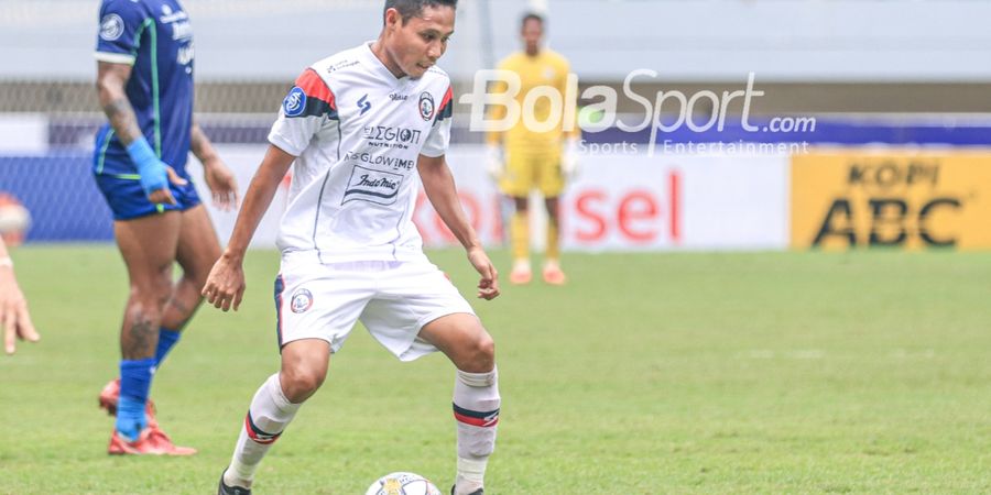 Tepis Kabar Bergabung ke Persib Bandung, Evan Dimas Kirim Sinyal Bertahan di Arema