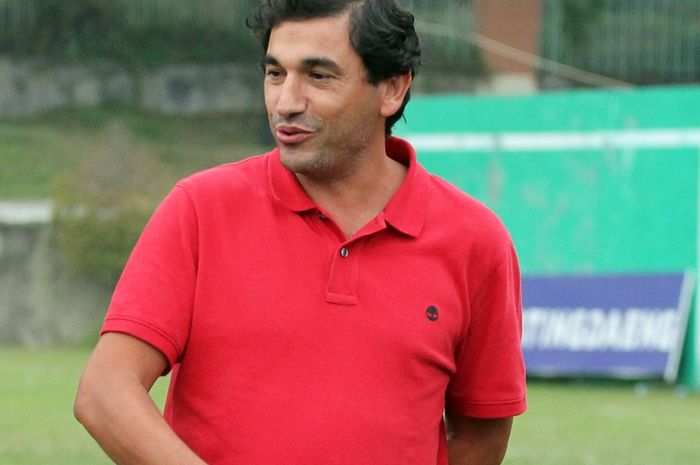 Pelatih asal Portugal, Eduardo Almeida, saat berbincang bersama CEO Semen Padang, Hasfi Rafiq, pada sesi latihan tim 12 September 2019.