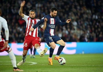 LIonel Messi (kanan) jadi starter dalam laga PSG vs Ajaccio di pekan ke-35 Liga Prancis (13/5/2023).