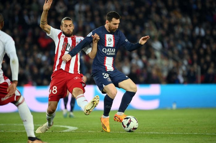 LIonel Messi (kanan) jadi starter dalam laga PSG vs Ajaccio di pekan ke-35 Liga Prancis (13/5/2023).