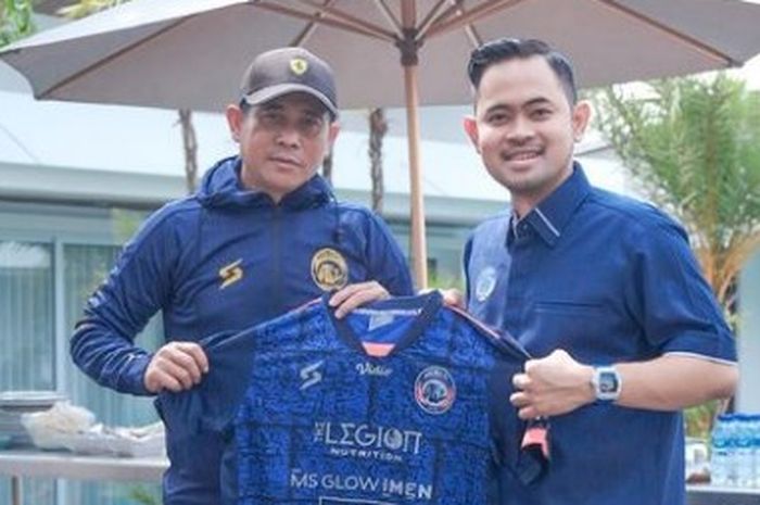 Presiden Arema FC, Gilang Widya Pramana dan coach Joko Susilo