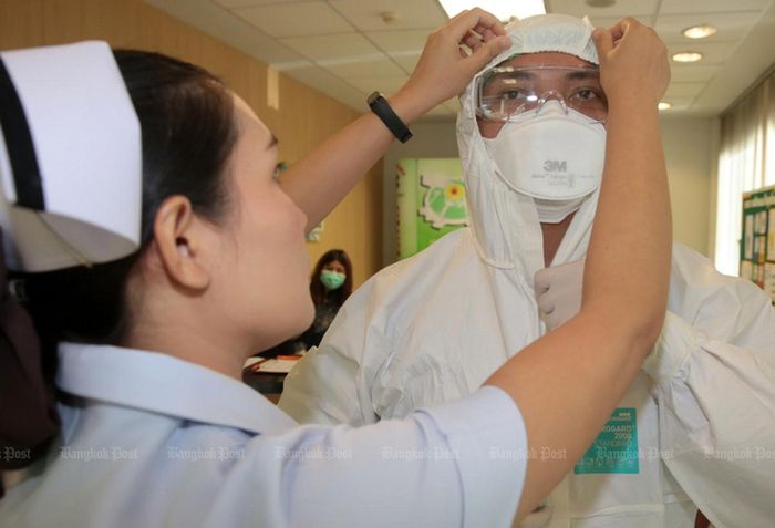 Ilustrasi penggunaan masker N95 oleh petugas medis.