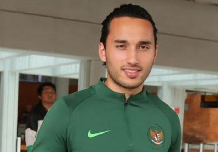 Pemain Timnas U-23 Indonesia Ezra Walian tiba di Bandara Internasional I Gusti Ngurah Rai, Badung, Bali, Jumat (15/3). Timnas U-23 Indonesia akan melakoni laga uji coba kontra Bali United, Minggu (17/3//2019).