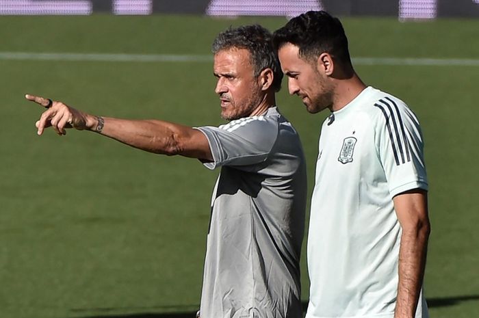 Pelatih timnas Spanyol, Luis Enrique, berbicara dengan Sergio Busquets saat sesi latihan di Seville (1/6/2022). Kapten Barcelona itu akan menjabat tugas yang sama di Piala Dunia 2022.