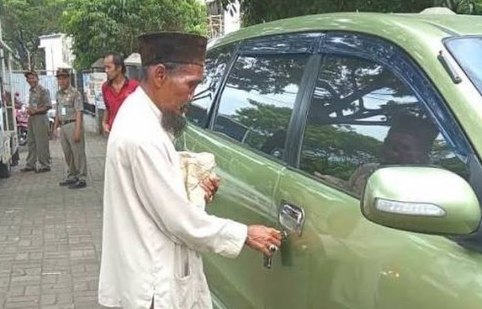 Abah, pengemis yang diketahui memiliki mobil
