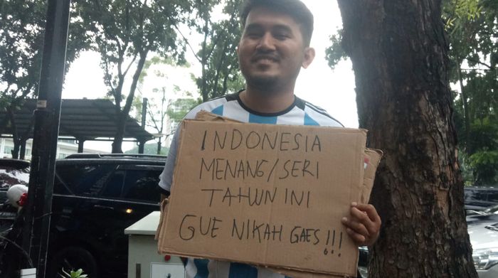 Salah satu suporter Indonesia vs Argentina yang membawa tulisan ke SUGBK. 