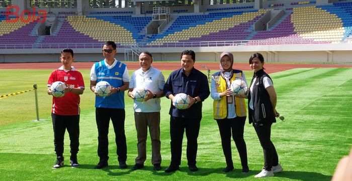 Ketua Umum PSSI, Erick Thohir, dan Wakil Ketua Umum PSSI Zainudin Amali dan Ratu Tisha, saat meninjau Stadion Manahan, Minggu (12/3/2023).