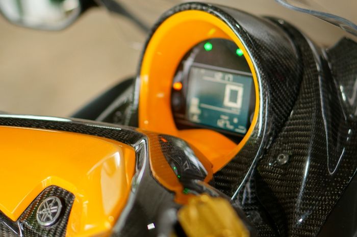 Warna interface carbon kevlar bertemu orange, terlihat berkelas