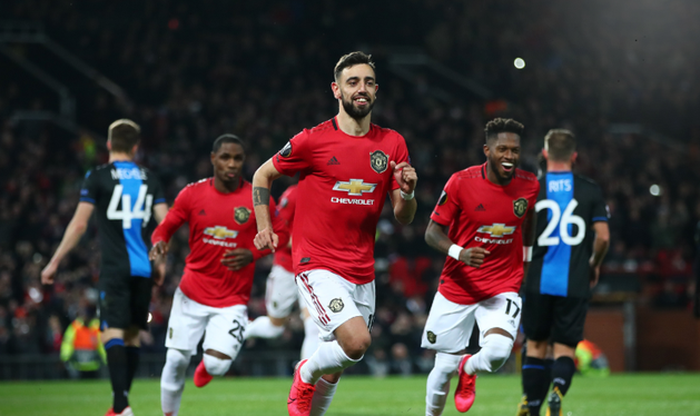 Gelandang Manchester United, Bruno Fernandes, merayakan gol yang dicetak ke gawang Club Brugge dalam laga leg kedua babak 32 besar Liga Europa di Stadion Old Trafford, Kamis (27/2/2020).