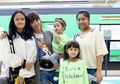 Naik Kereta Sambil Jaga 4 Anak, Ussy Sulistiawaty Pakai Baju Branded nan Mewah Harga Lebih dari 50 Juta Rupiah