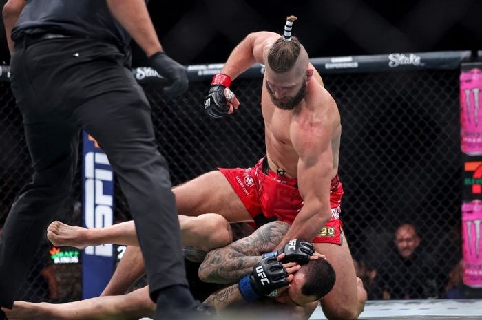 Jiri Prochazka meninju Aleksandar Rakic dalam pertarungan kelas berat ringan pada UFC 300 di T-Mobile Arena pada 13 April 2024 di Las Vegas, Nevada, Amerika Serikat.