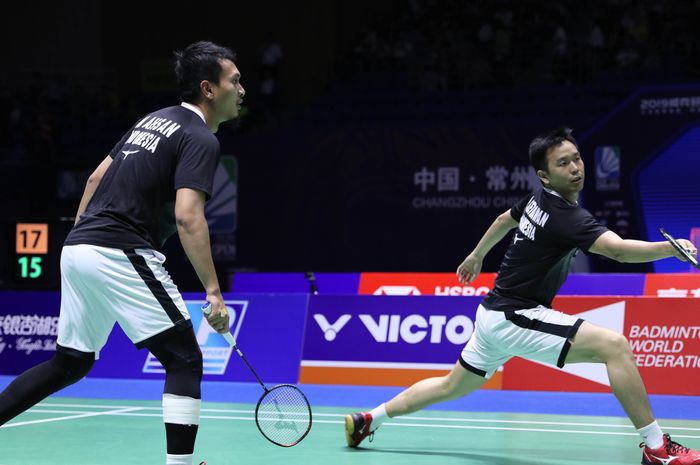 Pemain ganda putra Indonsia, Mohammad Ahsan/Hendra Setiawan, bermain pada babak semifinal China Open 2019, Sabtu (21/9/2019).