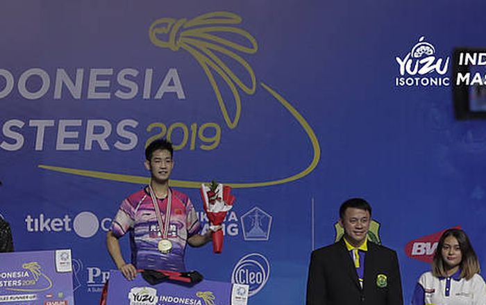 (ki-ka) Tanongsak Saensomboonsuk (Thailand) dan Sun Fei Xiang (China) saat naik podium tunggal putra pada YUZU Indonesia Masters 2019, di GOR Ken Arok, Malang, Minggu (6/10/2019).