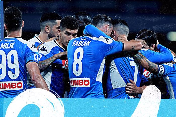 Selebbrasi para pemain Napoli saat menang atas AS Roma 2-1 di San Paulo, Minggu (5/7/2020) atau Senin dini hari WIB