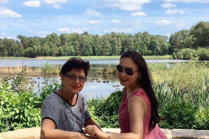 Terpisah Jarak Ribuan Kilometer, Ira Wibowo Mengaku Rindu Berat dengan sang Ibu dan Berharap Pandemi Corona Segera Berlalu