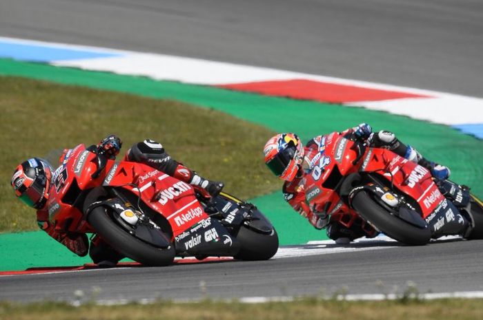 Aksi para pembalap Ducati, Danilo Petrucci (depan) dan Andrea Dovizioso (belakang) pada MotoGP Belanda 2019, Minggu (30/6/2019)