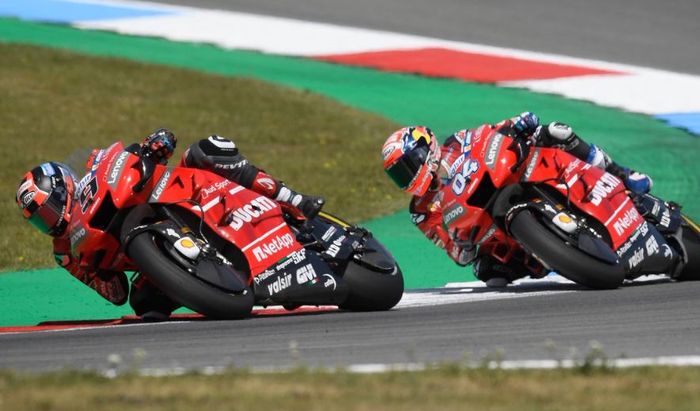 Aksi para pembalap Ducati, Danilo Petrucci (depan) dan Andrea Dovizioso (belakang) pada MotoGP Belanda 2019, Minggu (30/6/2019)