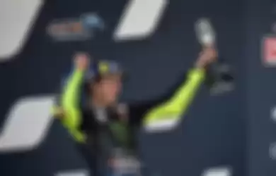 Pembalap Monster Energy Yamaha, Valentino Rossi, di podium MotoGP Andalusia di Sirkuit Jerez, Minggu (26/7/2020).