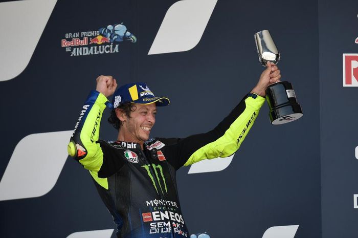 Pembalap Monster Energy Yamaha, Valentino Rossi, di podium MotoGP Andalusia di Sirkuit Jerez, Minggu (26/7/2020).