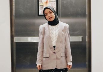 4 Inspirasi Fashion Hijab ala Nissa Sabyan yang Kece Buat Musim Hujan. Sontek, Yuk!