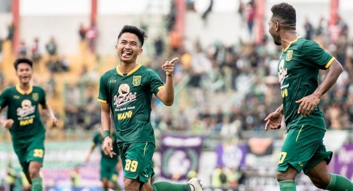 Hambali Thalib melakukan selebrasi setelah mencetak gol lewat tendangan bebas. Persebaya berhasil menang 3-1 atas Persik pada laga perdana Piala Gubernur Jatim 2020.