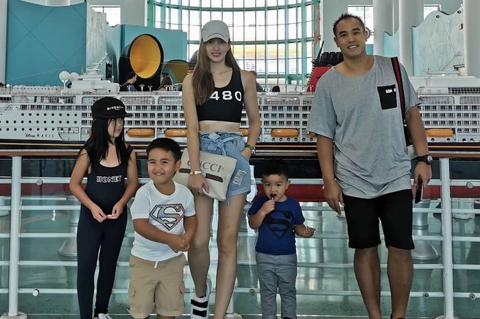 Nia Ramadhani dan keluarga