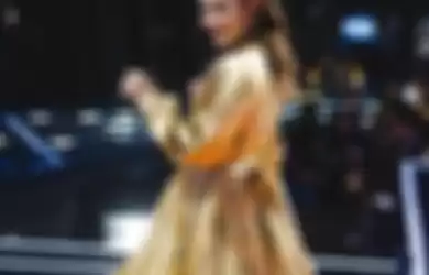 Rossa Tampil Manis dengan Outfit Gold Saat Jadi Juri Indonesian Idol