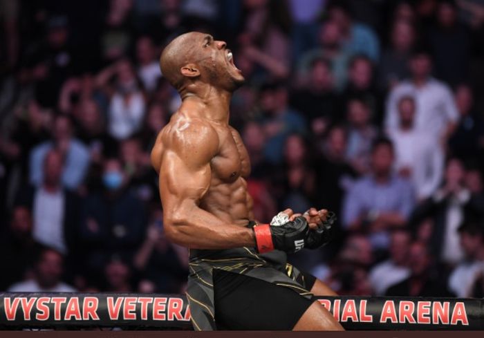 Juara kelas welter UFC, Kamaru Usman, saat merayakan kemenangan atas Jorge Masvidal pada UFC 261, Minggu (25/4/2021).