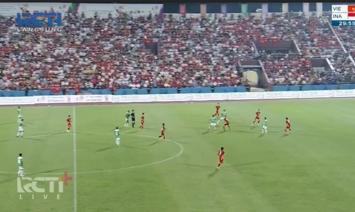 Suasana pertandingan antara timnas U-23 Indonesia melawan timnas U-23 Vietnam pada pertandingan perdana SEA Games 2021.