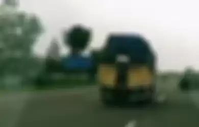 Viral seorang laki-laki sedang berdiri di bagian belakang truk yang melintas di jalan tol.