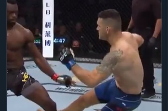 Kaki Chris Weidman patah usai menendang Uriah Hall pada UFC 261.