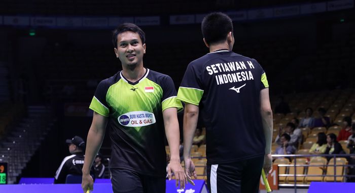 Pasangan ganda putra Indonesia, Mohammad Ahsan/Hendra Setiawan, saat berlaga pada babak kesatu Kejuaraan Asia 2019 di Wuhan Sports Center Gymnasium, Rabu (24/4/2019).