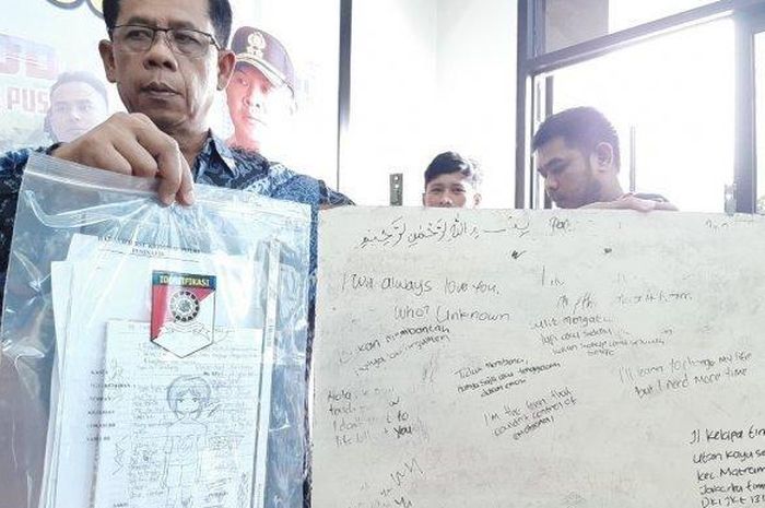 Barang bukti papan tulis dan lembaran kertas bergambar milik pelaku N