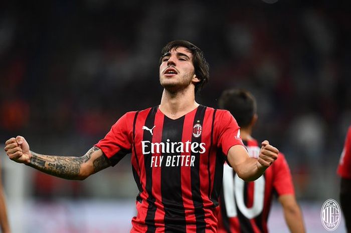 Gelandang AC Milan, Sandro Tonali, menyebut pelatihnya Stefano Pioli bak palu setelah membantunya berkembang di San Siro.