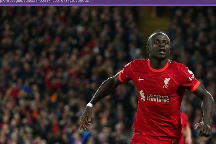 Striker Liverpool, Sadio Mane, merayakan gol ke gawang Atletico Madrid dalam laga Grup B Liga Champions di Stadion Anfield, Rabu (3/11/2021).