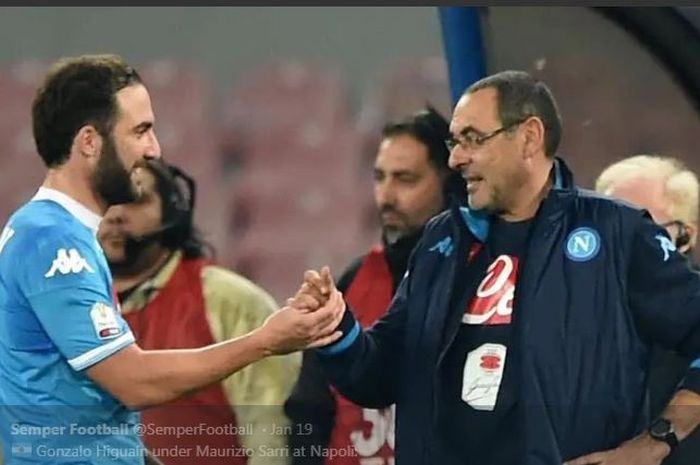 Maurizio Sarri (kanan) dan Gonzalo Higuain saat masih memperkuat Napoli.
