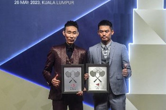 Mantan tunggal putra Malaysia, Lee Chong Wei (Kiri) dan  Lin Dan (China) berpose sebelum pemberian penghargaan Badminton World Federation (BWF) Hall of Fame 2023 di Kuala Lumpur, Malaysia, Jumat (26/5/2023).
