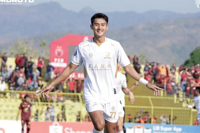Gelandang Madura United, Malik Risaldi, berselebrasi usai mencetak gol ke gawang PSM Makassar.