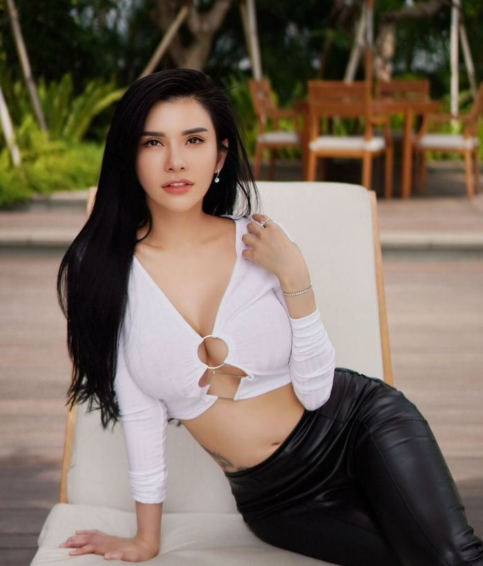 Tampilan seksi Maria Vania