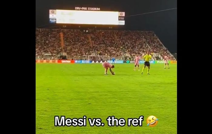 Lionel Messi sat mengambil tendangan bebas dalam laga MLS kontra Nashville.