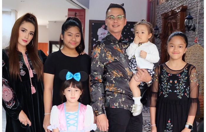 Gara-gara Datang Acara Kelulusan Pakai Baju Ini, <a href='https://kupang.tribunnews.com/tag/ussy-sulistiawaty' title='Ussy Sulistiawaty'>Ussy Sulistiawaty</a> Dikritik Warganet