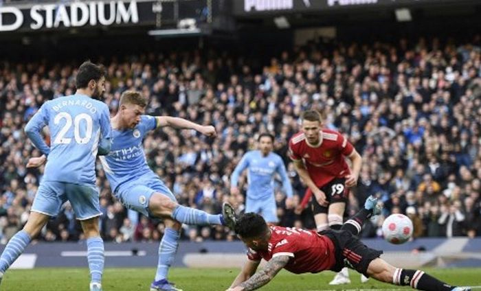Gelandang Manchester City, Kevin De Bruyne, mencetak gol melawan Manchester United dalam Liga Inggris di Etihad Stadium.