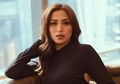Jadi Undangan di Fashion Show, Jessica Iskandar Curi Perhatian dengan Kain Songket