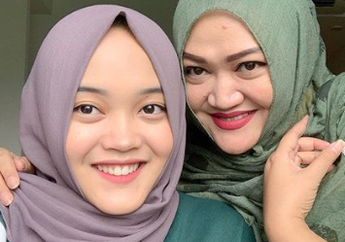 Ziarah Makam Lina Jubaedah, Putri Delina Tetiba Sedih Saat Temui Dedek Bintang Lagi Setelah Sekian Lama, Kenapa?