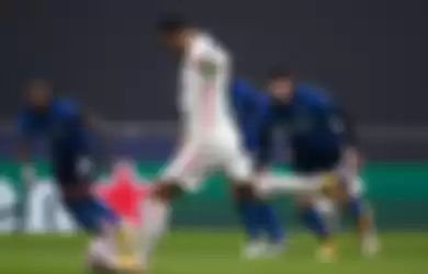 Eden Hazard mencetak gol lewat titik putih untuk Real Madrid ke gawang Inter Milan pada matchday keempat Grup B Liga Champions 2020-2021, Rabu (25/11/2020)