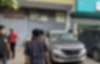 Foto sosok pengemis baju koko yang nggak punya malu digeruduk Dinsos di Makassar. Dia berkelit bawa mobil berisi kardus. 