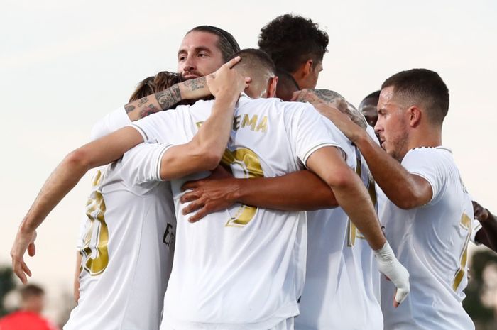 Pemain Real Madrid merayakan gol Karim Benzema ke gawang Villarrea pada laga pekan ke-37 Liga Spanyol, Kamis (16/7/2020) di Stadion Alfredo Di Stefano.