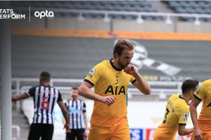 Striker Tottenham Hotspur, Harry Kane, merayakan gol yang dicetak ke gawang Newcastle United dalam laga Liga Inggris di Stadion St. James' Park, Minggu (4/4/2021).