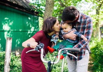 Tak Bisa Asal Mengajak Si Kecil, Begini Tips Cara Membonceng Bayi dan Balita Naik Sepeda yang Aman dan Nyaman